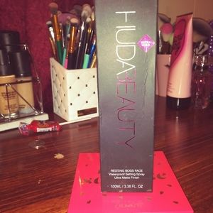 Huda beauty setting spray